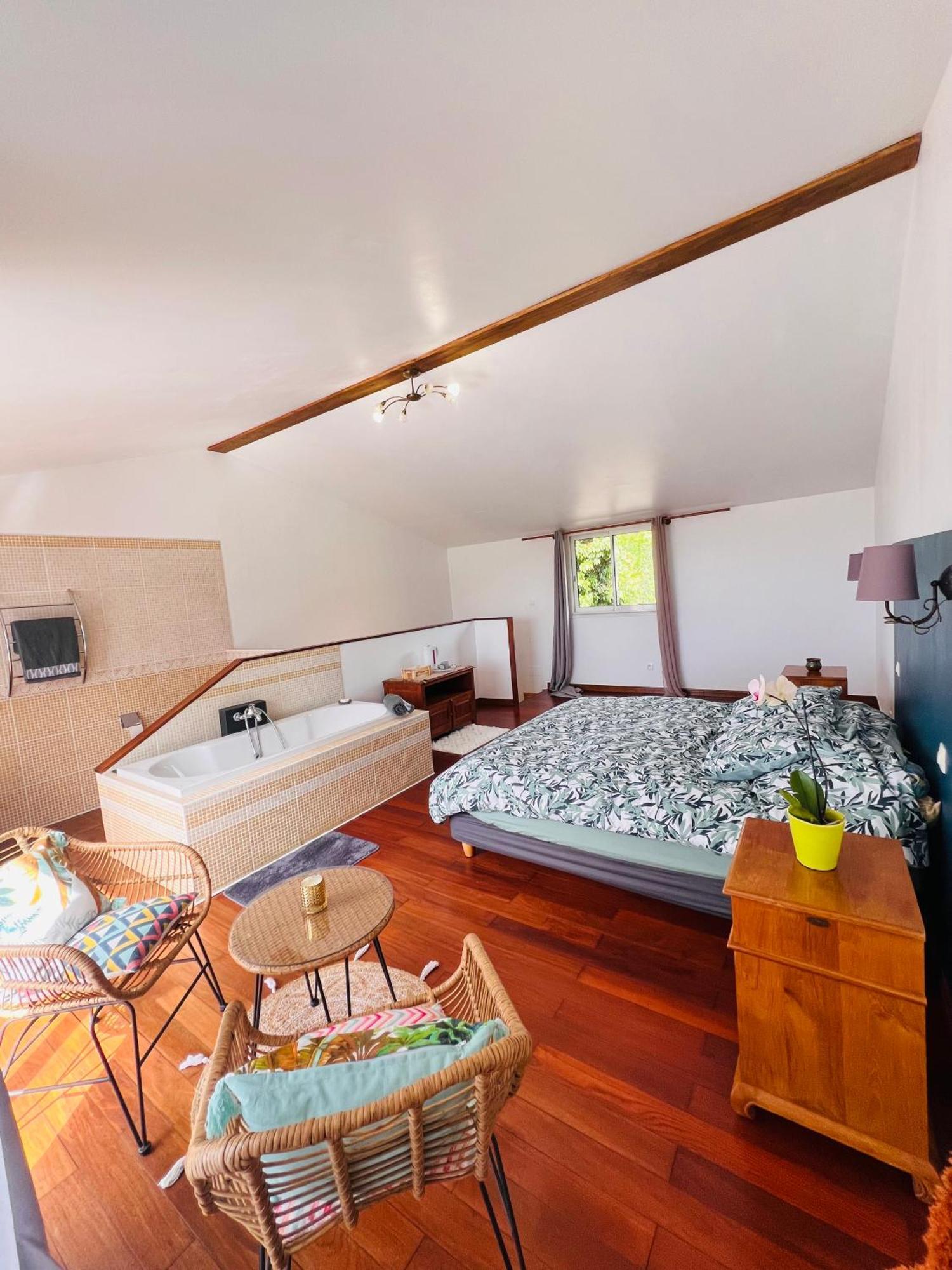 Apartament Chez Madame Fabienne Sainte-Suzanne Zewnętrze zdjęcie