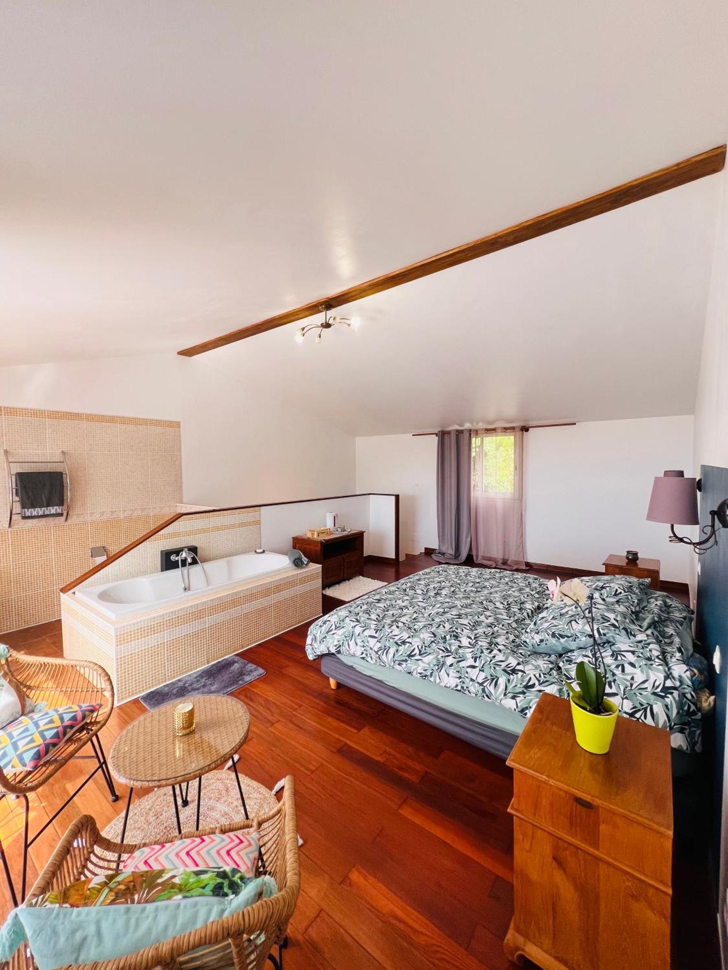 Apartament Chez Madame Fabienne Sainte-Suzanne Zewnętrze zdjęcie