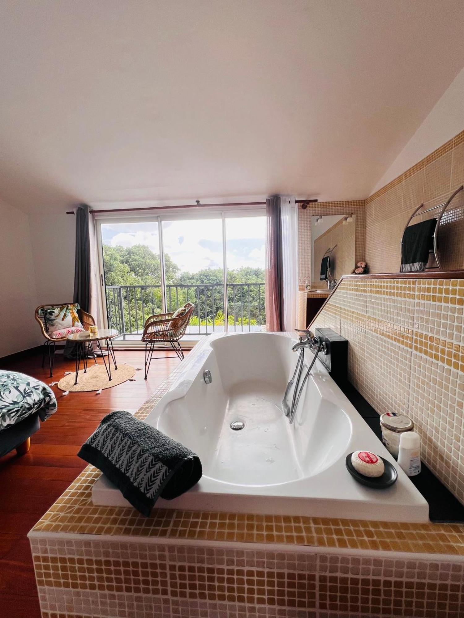 Apartament Chez Madame Fabienne Sainte-Suzanne Zewnętrze zdjęcie